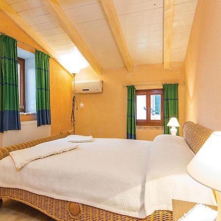 Rustic Holiday Home In Vrsar With Garden Bagian luar foto