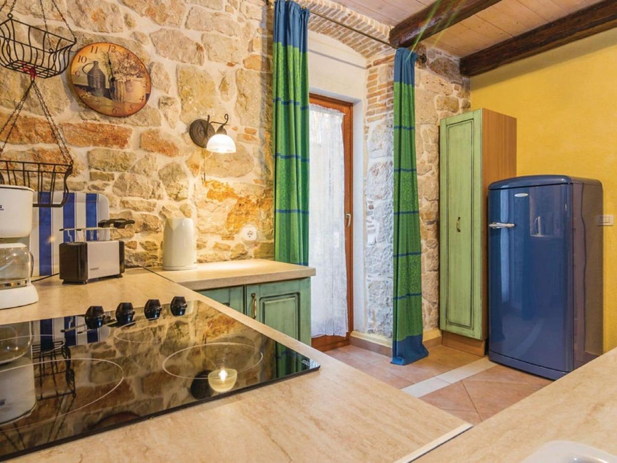 Rustic Holiday Home In Vrsar With Garden Bagian luar foto