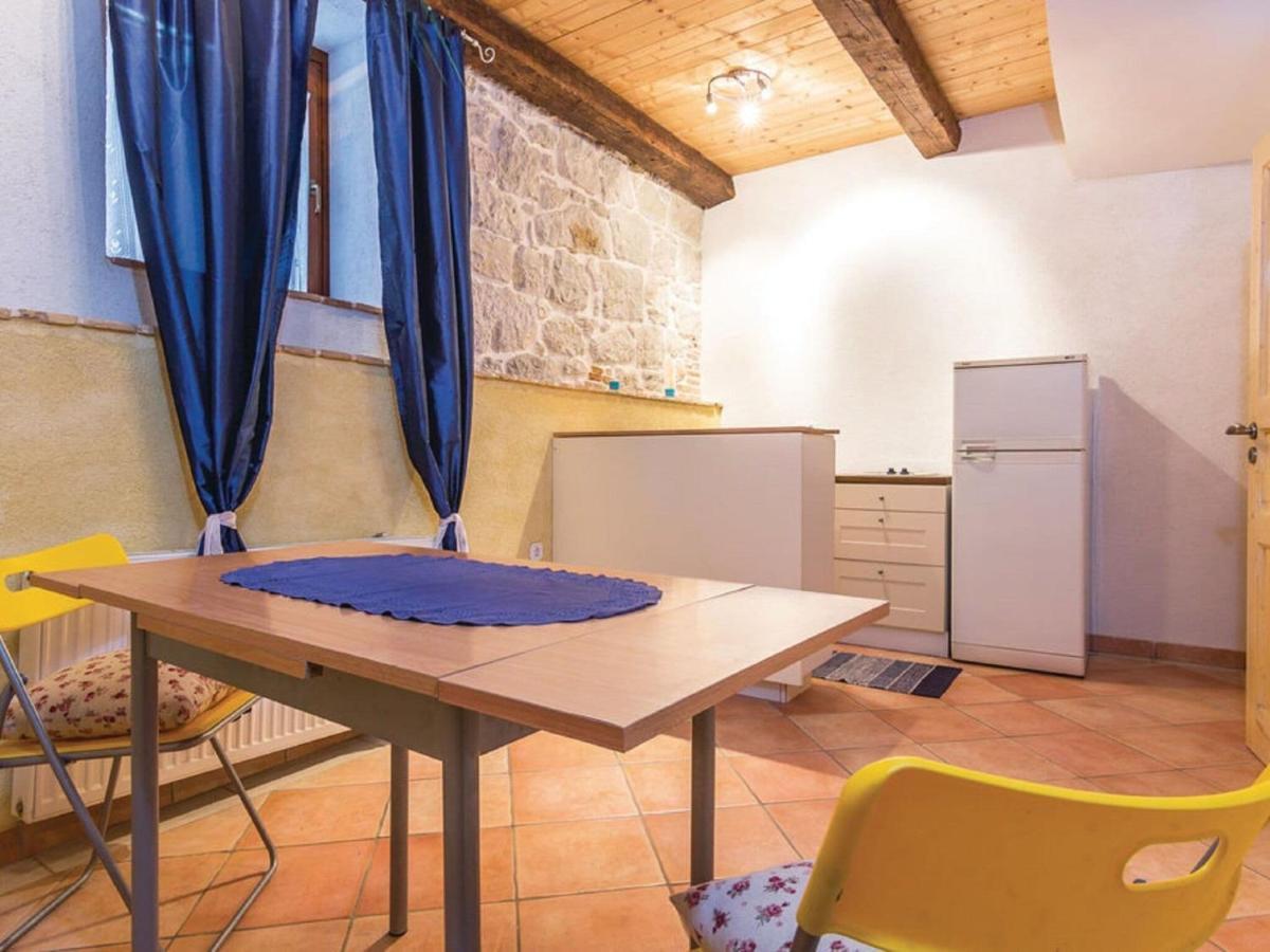 Rustic Holiday Home In Vrsar With Garden Bagian luar foto