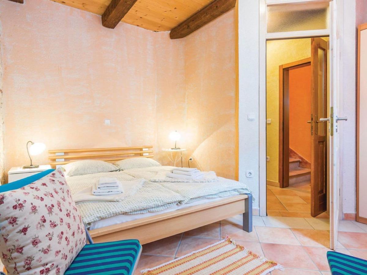 Rustic Holiday Home In Vrsar With Garden Bagian luar foto