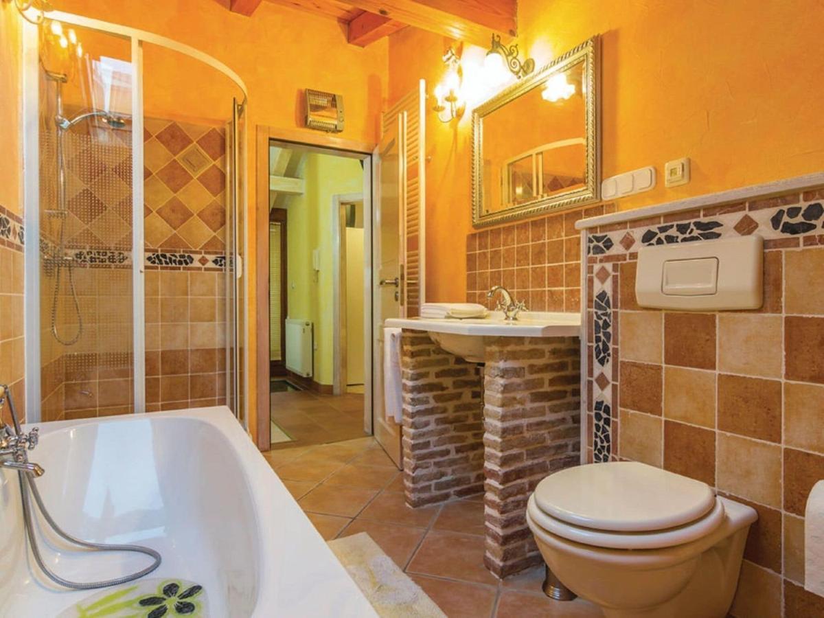 Rustic Holiday Home In Vrsar With Garden Bagian luar foto