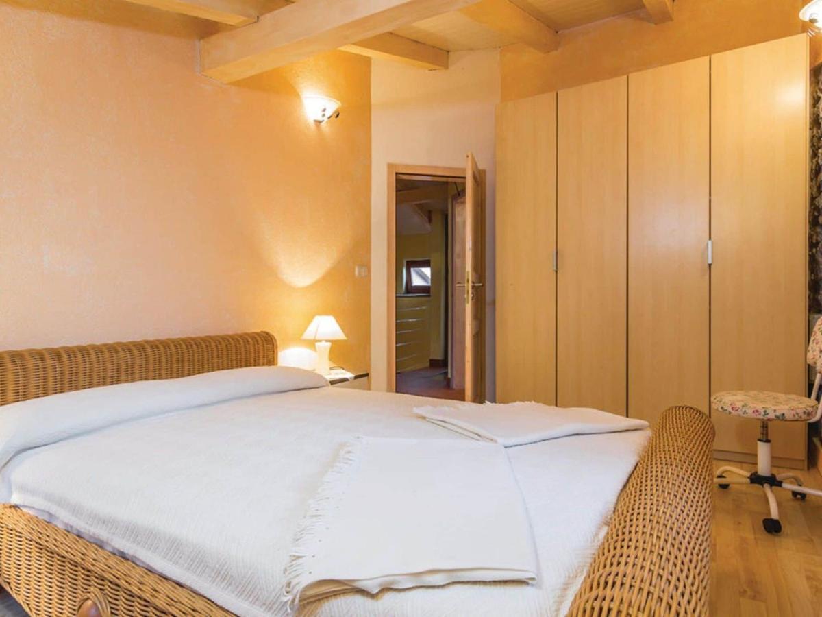 Rustic Holiday Home In Vrsar With Garden Bagian luar foto