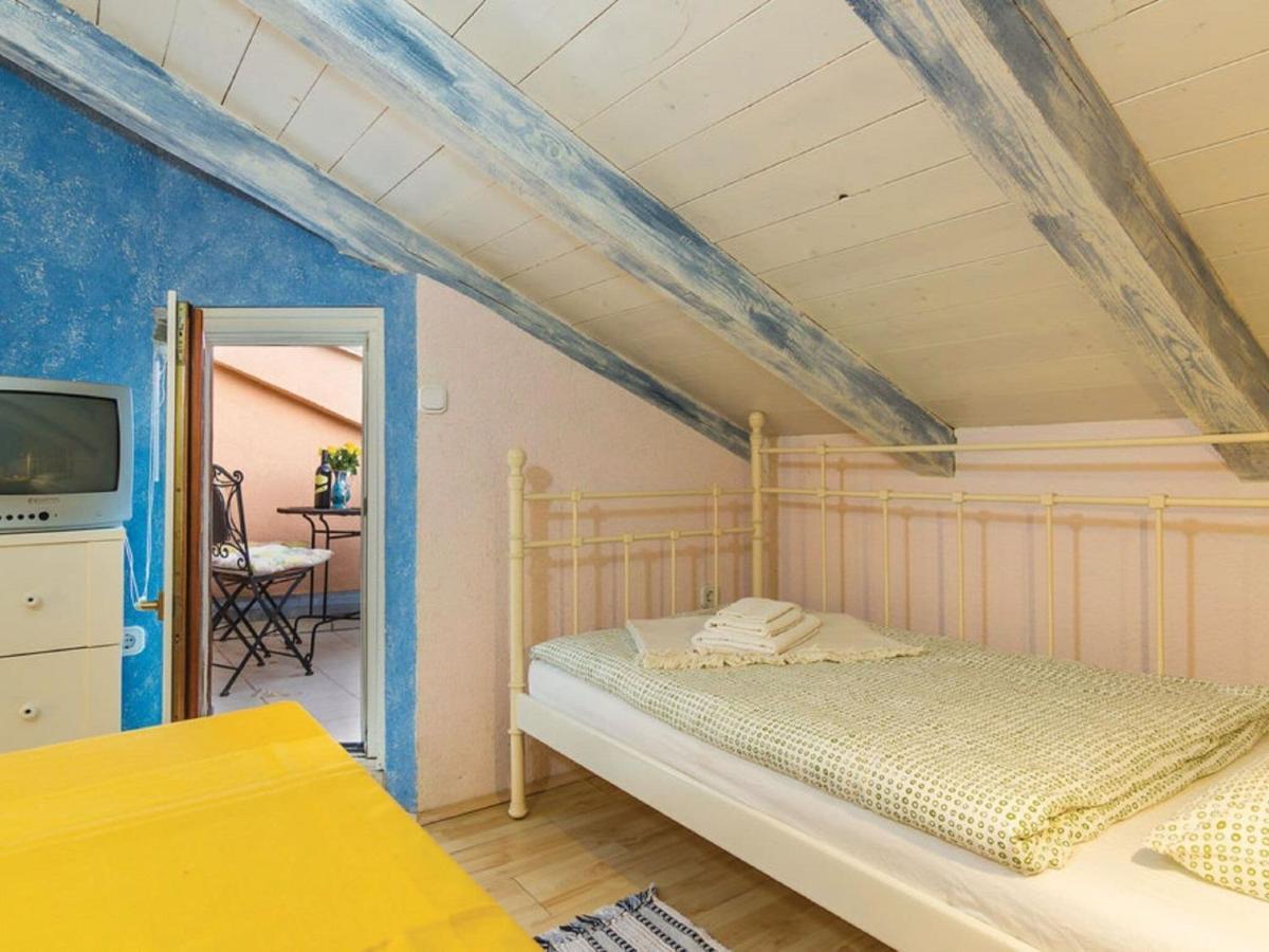 Rustic Holiday Home In Vrsar With Garden Bagian luar foto