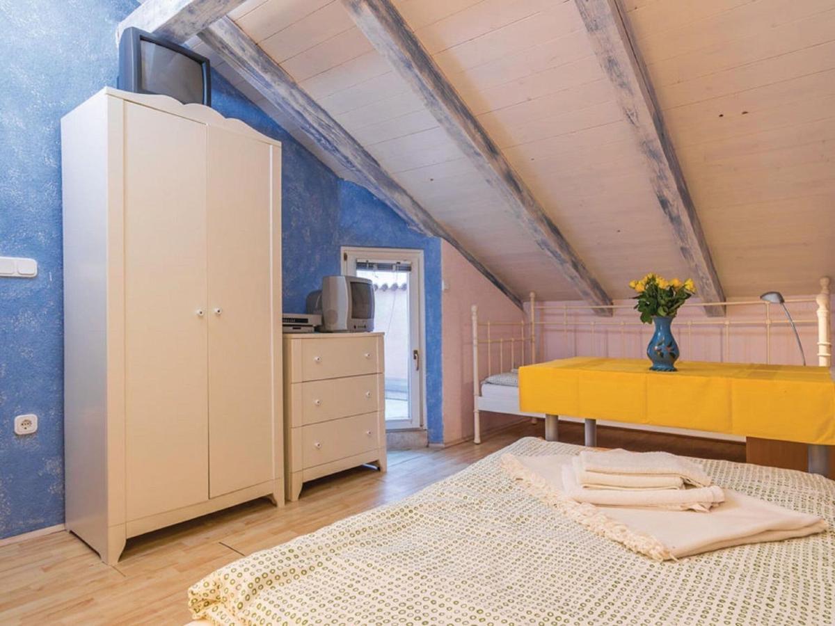 Rustic Holiday Home In Vrsar With Garden Bagian luar foto